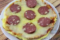 Фото приготовления рецепта: "Пицца" на хлебе, с колбасой и сыром (на сковороде) - шаг №12