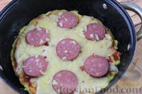 Фото приготовления рецепта: "Пицца" на хлебе, с колбасой и сыром (на сковороде) - шаг №11