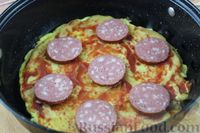 Фото приготовления рецепта: "Пицца" на хлебе, с колбасой и сыром (на сковороде) - шаг №9