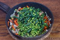 Фото приготовления рецепта: Стручковая фасоль, тушенная с зелёным горошком и грибами, в томатном соусе - шаг №7