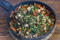 Фото приготовления рецепта: Стручковая фасоль, тушенная с зелёным горошком и грибами, в томатном соусе - шаг №8