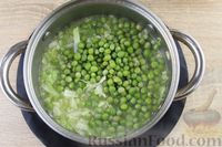 Фото приготовления рецепта: Суп с копчёной грудинкой, пекинской капустой и зелёным горошком - шаг №13