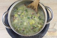 Фото приготовления рецепта: Суп с копчёной грудинкой, пекинской капустой и зелёным горошком - шаг №14