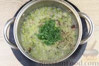 Фото приготовления рецепта: Суп с копчёной грудинкой, пекинской капустой и зелёным горошком - шаг №15