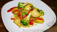 Фото к рецепту: Рисовая лапша вок с курицей и овощами