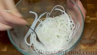Фото приготовления рецепта: Рисовая лапша вок с курицей и овощами - шаг №4