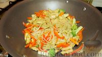 Фото приготовления рецепта: Рисовая лапша вок с курицей и овощами - шаг №7