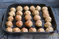Фото приготовления рецепта: Запечённые мясные фрикадельки, тушенные в вишнёвом соусе - шаг №10