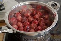 Фото приготовления рецепта: Запечённые мясные фрикадельки, тушенные в вишнёвом соусе - шаг №13