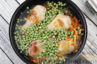 Фото приготовления рецепта: Куриные голени с зелёным горошком в сметанном соусе - шаг №7