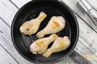 Фото приготовления рецепта: Куриные голени с зелёным горошком в сметанном соусе - шаг №4