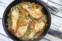 Фото приготовления рецепта: Куриные голени с зелёным горошком в сметанном соусе - шаг №8