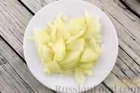 Фото приготовления рецепта: Куриные голени с зелёным горошком в сметанном соусе - шаг №2
