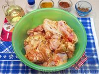 Фото приготовления рецепта: Куриные крылышки, запечённые с рисом - шаг №4