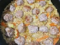 Фото приготовления рецепта: Булгур с фрикадельками и овощами (на сковороде) - шаг №9