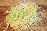 Фото приготовления рецепта: Салат с курицей, яичными блинчиками и свежими овощами - шаг №8