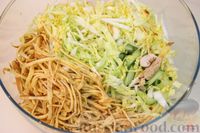 Фото приготовления рецепта: Салат с курицей, яичными блинчиками и свежими овощами - шаг №10
