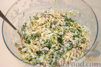 Фото приготовления рецепта: Салат с курицей, яичными блинчиками и свежими овощами - шаг №11