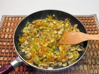Фото приготовления рецепта: Сливочный суп с грибами и плавленым сыром - шаг №7