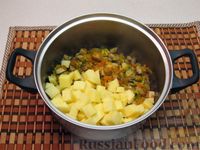 Фото приготовления рецепта: Сливочный суп с грибами и плавленым сыром - шаг №9