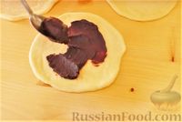 Фото приготовления рецепта: Сдобные булочки "Розочки" с шоколадной начинкой - шаг №16