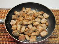 Фото приготовления рецепта: Картофельные котлеты с колбасой и сыром - шаг №10