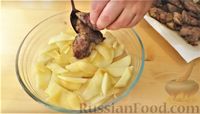 Фото приготовления рецепта: Жареная печень с яблоками и луком - шаг №9