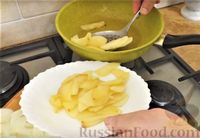 Фото приготовления рецепта: Жареная печень с яблоками и луком - шаг №7