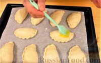 Фото приготовления рецепта: Пирожки из дрожжевого теста на кефире, с яблоками - шаг №15