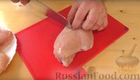 Фото приготовления рецепта: Куриные грудки с надрезами "Гребешки", жаренные в панировке - шаг №2