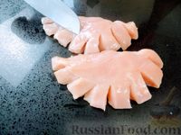 Фото приготовления рецепта: Куриные грудки с надрезами "Гребешки", жаренные в панировке - шаг №3