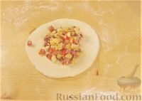 Фото приготовления рецепта: Булочки-кармашки с копчёностями, овощами и сыром - шаг №14