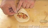 Фото приготовления рецепта: Булочки-кармашки с копчёностями, овощами и сыром - шаг №15
