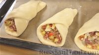 Фото приготовления рецепта: Булочки-кармашки с копчёностями, овощами и сыром - шаг №17