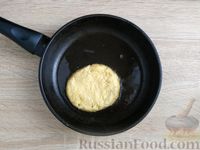 Фото приготовления рецепта: Тост с плавленым сыром, драником и яйцом пашот - шаг №5