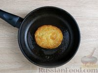 Фото приготовления рецепта: Тост с плавленым сыром, драником и яйцом пашот - шаг №6