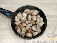 Фото приготовления рецепта: Жаркое из свинины с картофелем и нудлями - шаг №4