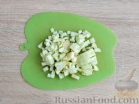Фото приготовления рецепта: Салат из печени трески с яйцами, яблоком и солёным огурцом - шаг №7