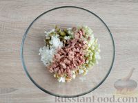 Фото приготовления рецепта: Салат из печени трески с яйцами, яблоком и солёным огурцом - шаг №9