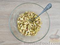 Фото приготовления рецепта: Салат из печени трески с яйцами, яблоком и солёным огурцом - шаг №14
