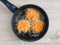 Фото приготовления рецепта: Морковные драники - шаг №6