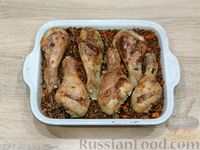 Фото приготовления рецепта: Куриные голени, запечённые с гречкой и овощами - шаг №12