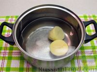 Фото приготовления рецепта: Суп с пельменями и яйцом - шаг №4