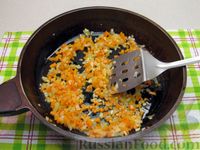 Фото приготовления рецепта: Суп с пельменями и яйцом - шаг №6