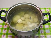 Фото приготовления рецепта: Суп с пельменями и яйцом - шаг №13