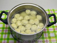 Фото приготовления рецепта: Суп с пельменями и яйцом - шаг №14