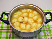 Фото приготовления рецепта: Суп с пельменями и яйцом - шаг №18