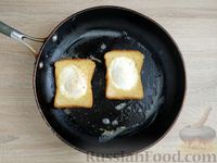 Фото приготовления рецепта: Гренки с яичницей и сыром - шаг №6