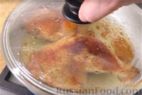 Фото приготовления рецепта: Жареные куриные окорочка с карамельной корочкой - шаг №5