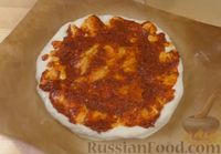 Фото приготовления рецепта: Омлет с кабачком, копчёными сосисками и помидором - шаг №6
